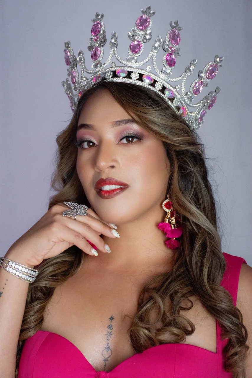 Gabriela Salazar con corona y vestido rosa