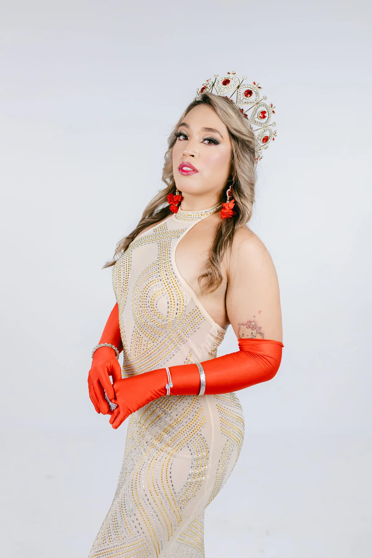 Gabriela Salazar con corona y vestido de gala en una fotografía de estudio